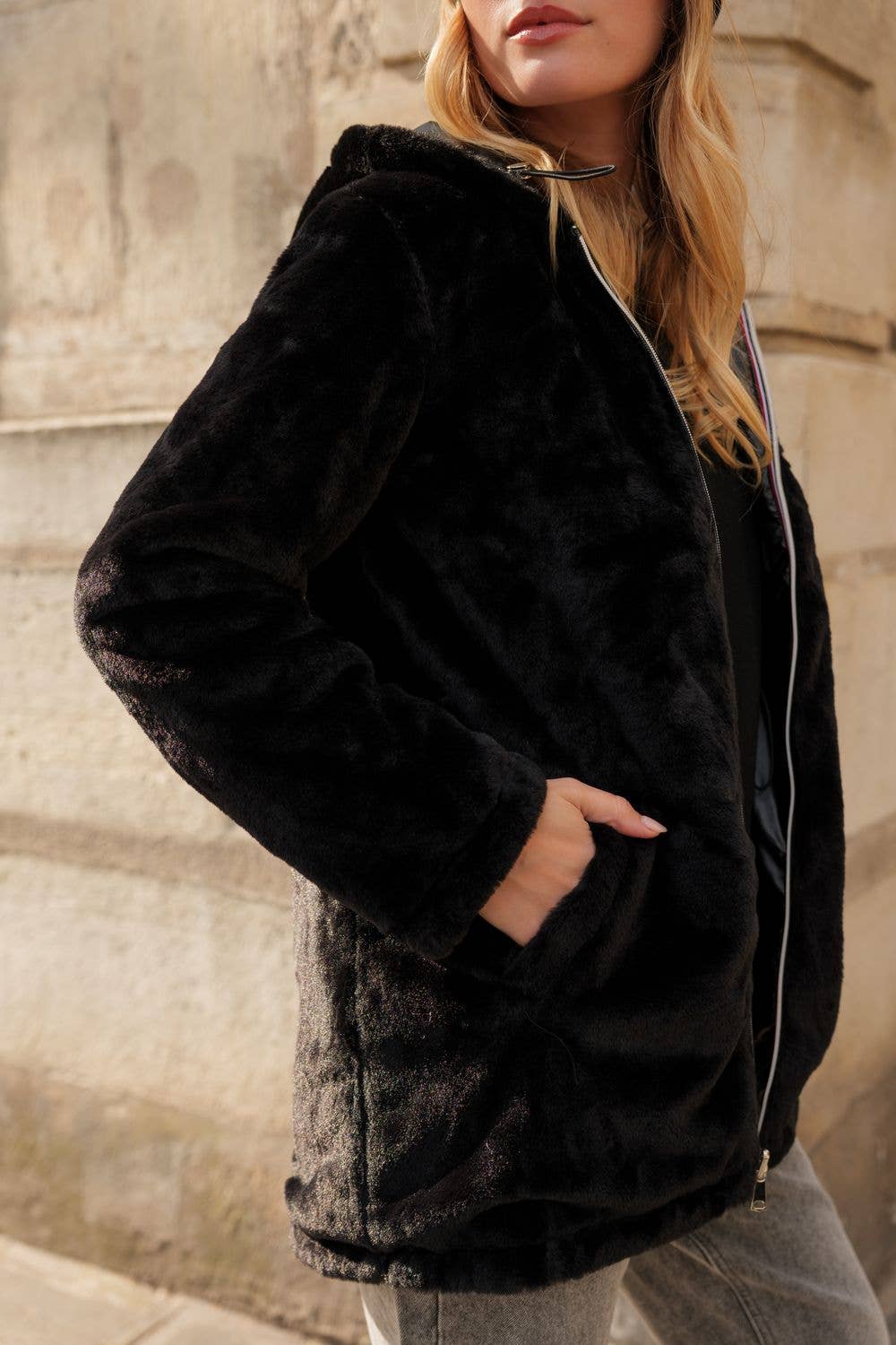 Veste en fourrure réversible mi-longue à capuche