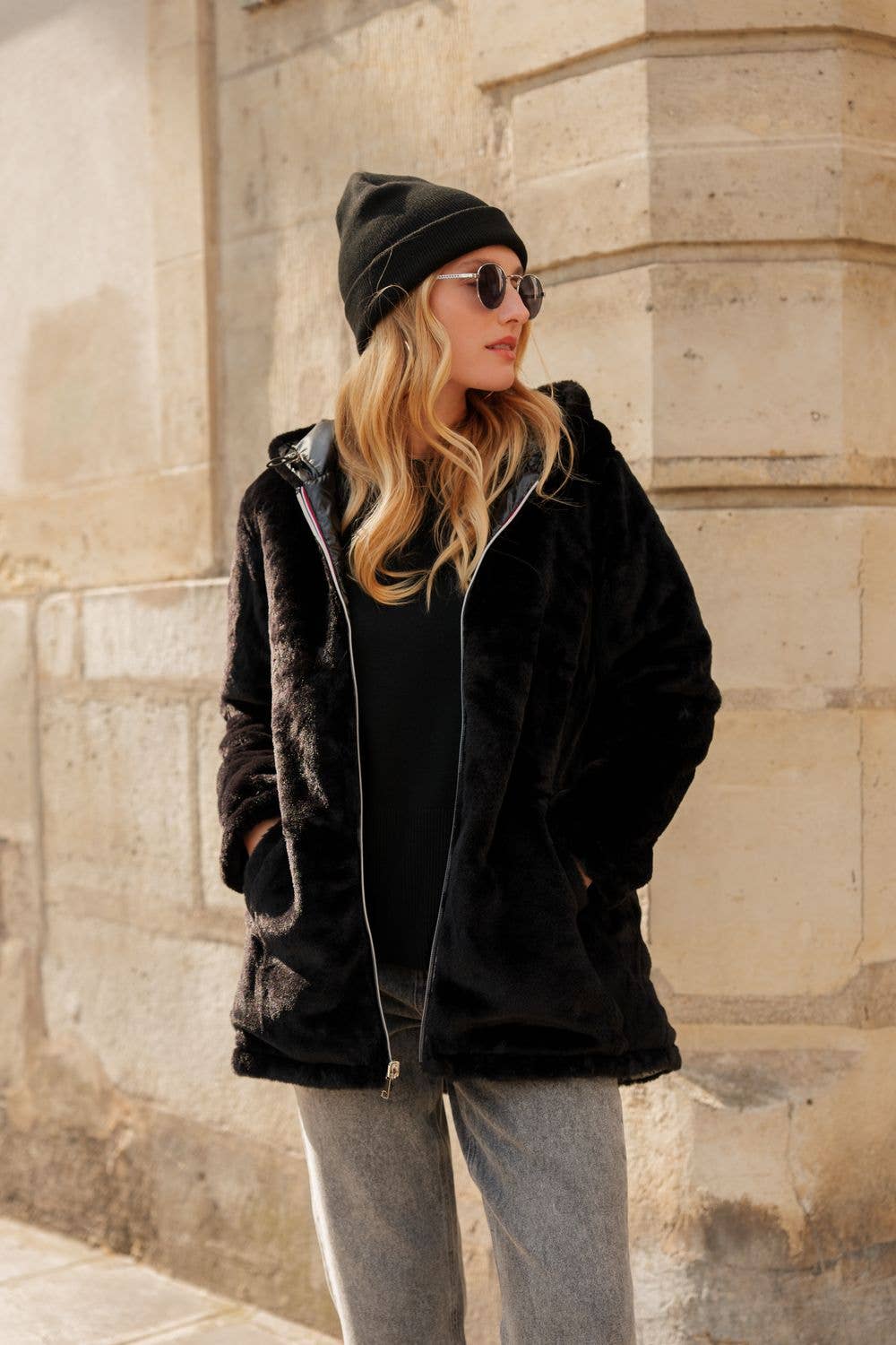 Veste en fourrure réversible mi-longue à capuche