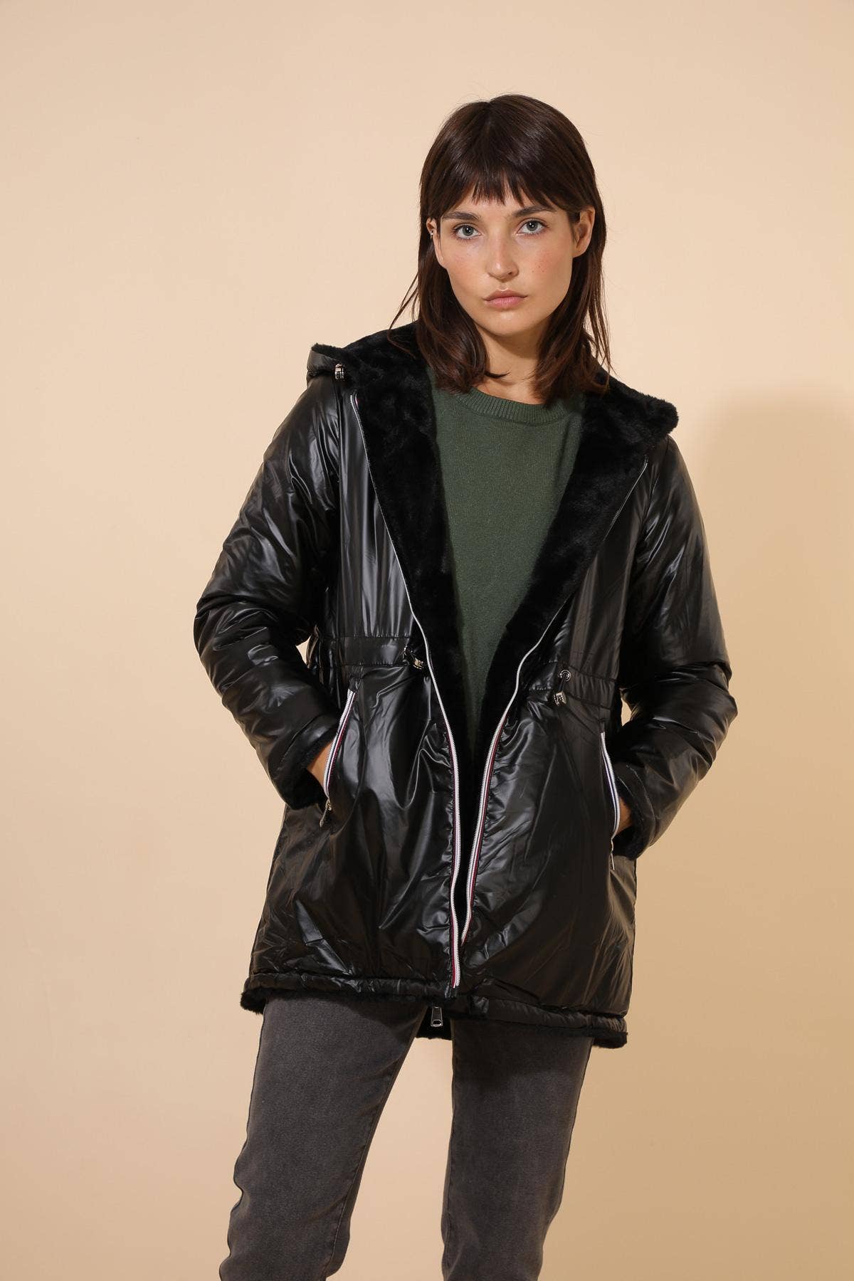 Veste en fourrure réversible mi-longue à capuche