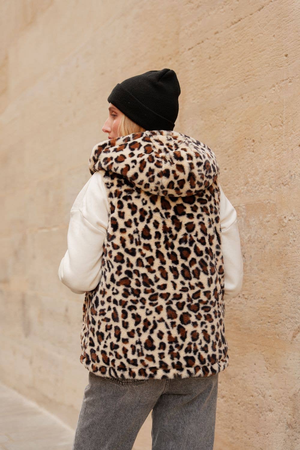 Veste en fourrure léopard réversible à capuche sans manche