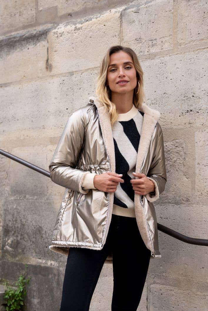 Veste en fourrure réversible mi-longue à capuche