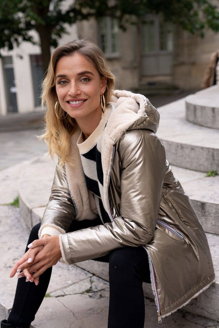 Veste en fourrure réversible mi-longue à capuche
