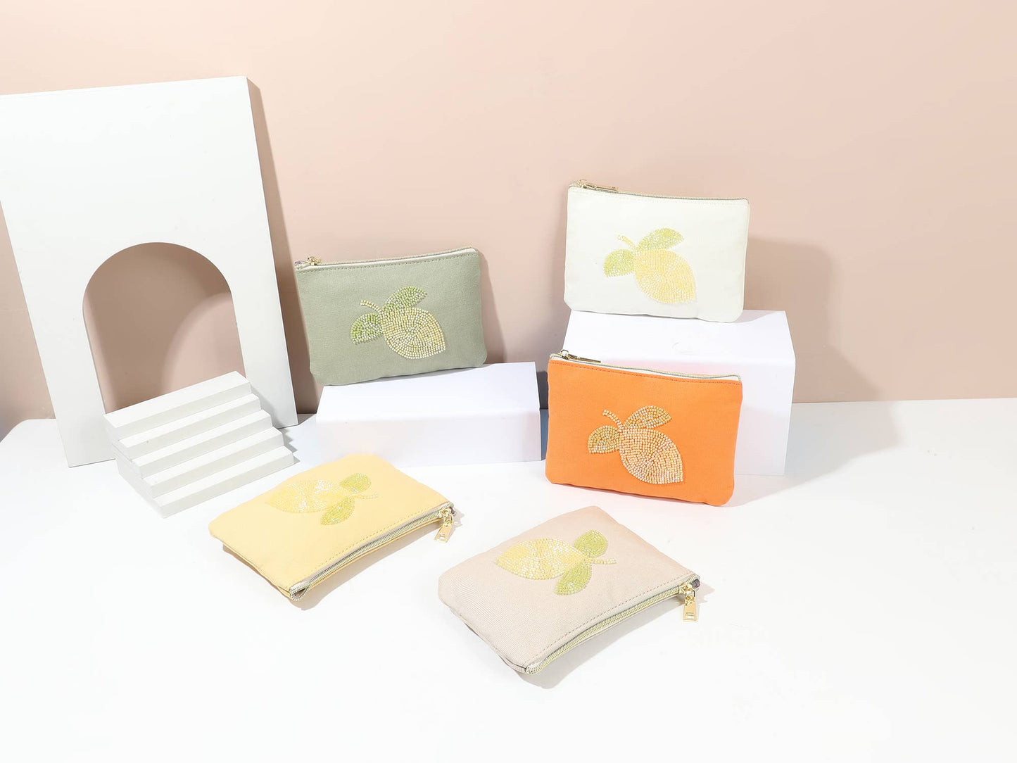 Trousse avec un citron brodé en perles